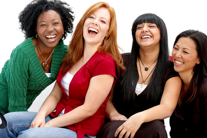 grupo de cuatro mujeres cubanas de diferentes razas que se muestran felices, propósito de la teología feminista en cuba