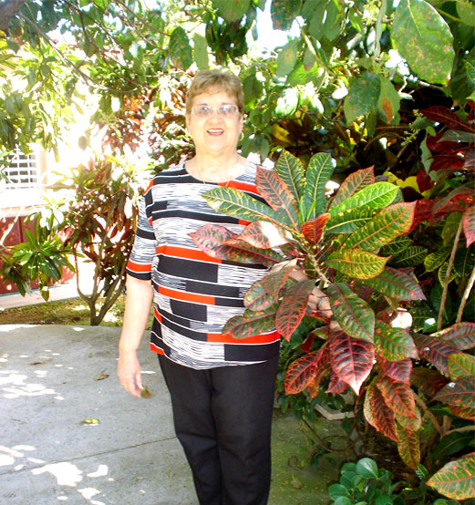 Foto de la Rev. Ofelia Ortega en el jardín de su casa