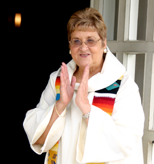 Rev. Ofelia Ortega con las manos en posición de aplauso