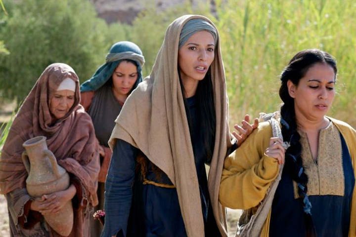 4 primeras mujeres líderes cristianas en la biblia, visten con túnicas del nuevo testamento y el fondo es campestre